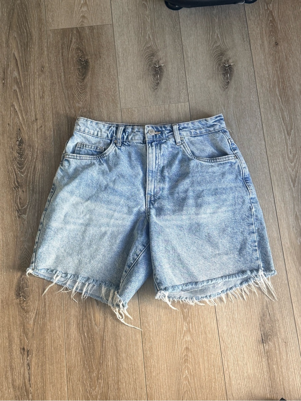 Cotton On Medium Wash Relaxed Distressed Denim Shorts - Size 6